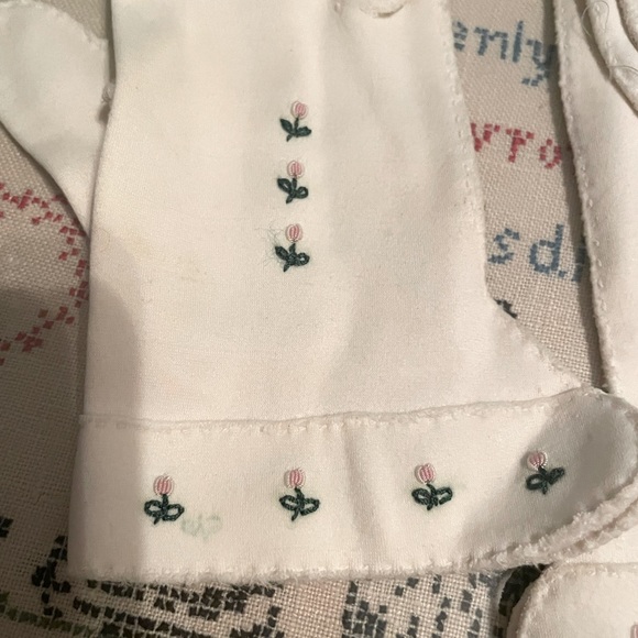 Vintage Embroidered Gloves - Picture 2 of 3